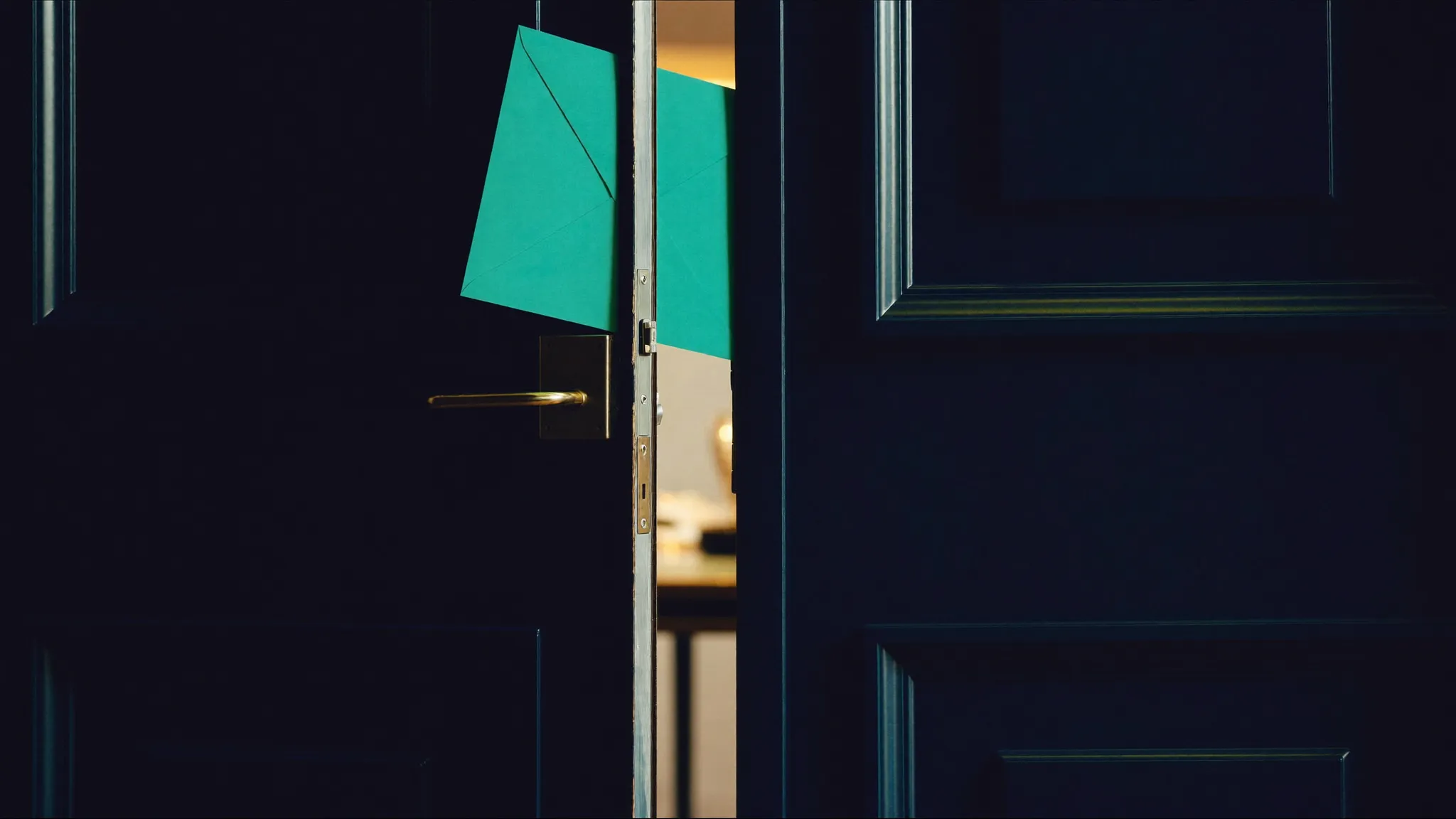 Porta del decisore che si apre grazie a un'email: appuntamenti B2B senza cold call