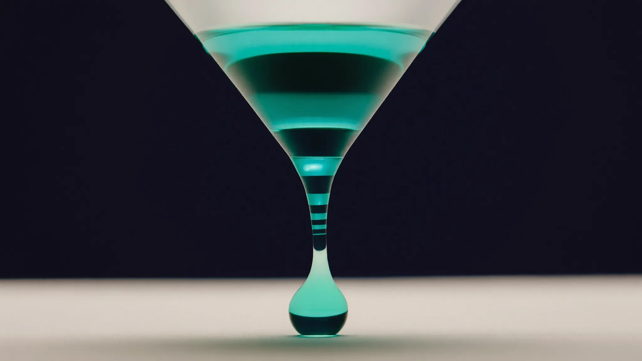 Imbuto con liquido teal che si restringe in una goccia: i KPI della lead generation B2B dal contatto al contratto