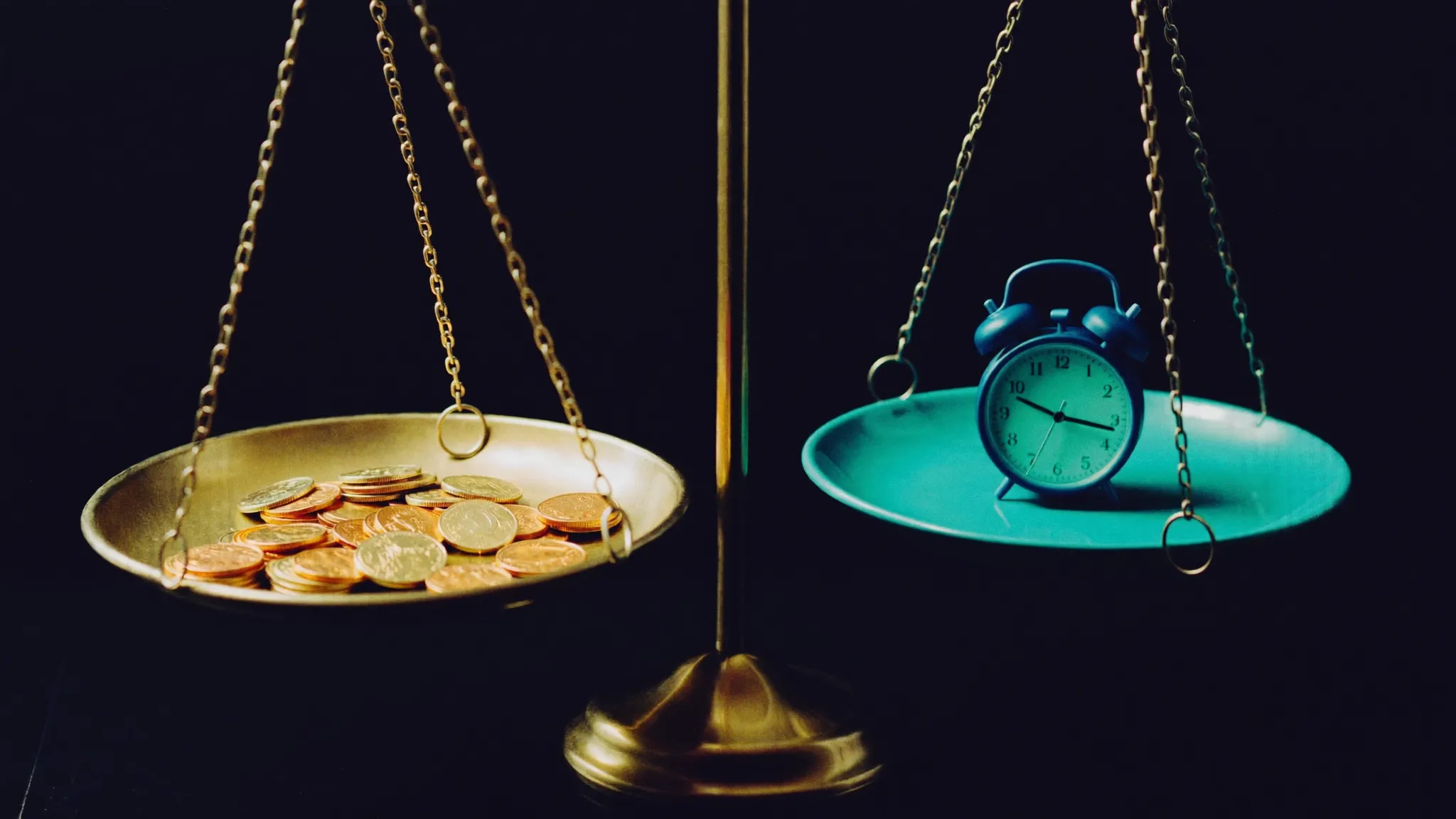 Bilancia con monete e tempo: quanto guadagna un commerciale in Italia tra fisso e provvigioni